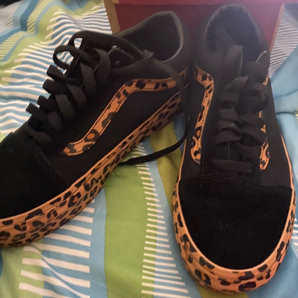 Black & Leopard-Print Women's Low-Top Sneakers